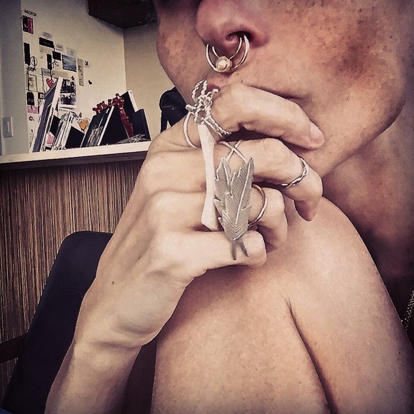 Good tidings fellow Posher’s 🤍 - Picture 1 of 4